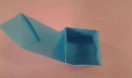 如何用正方形纸折出小纸盒